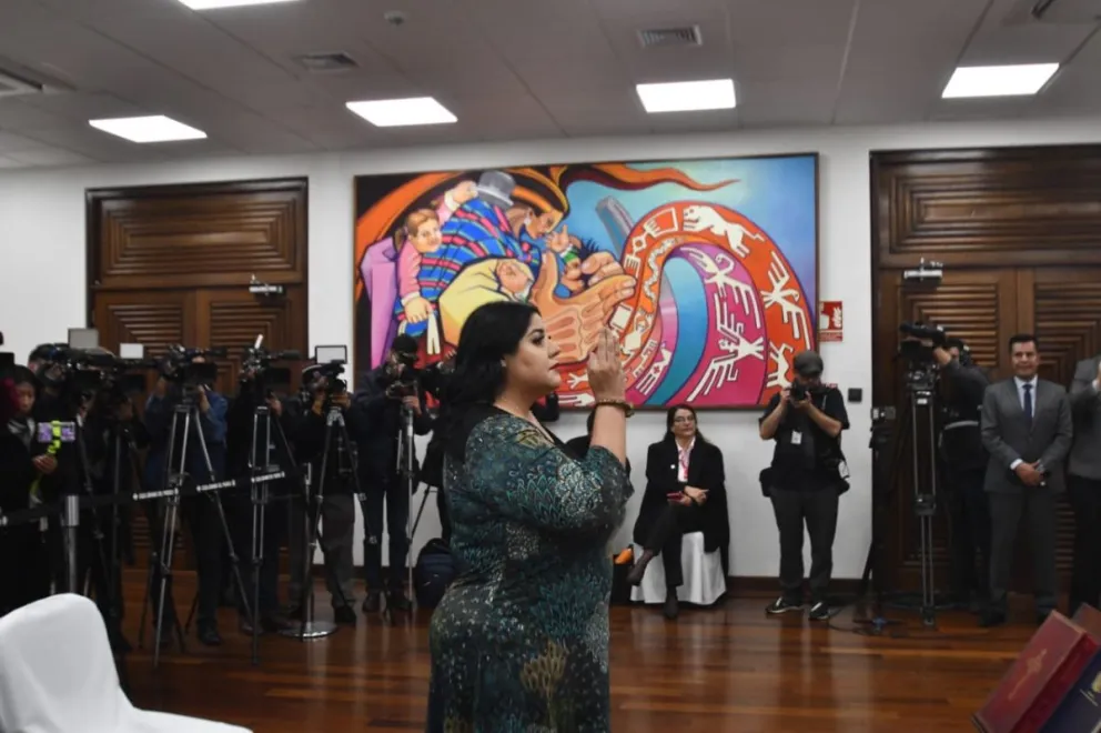 El ministro de la Presidencia, José Luis Lupo, posesiona como viceministra de Igualdad de Oportunidades a Jessica Echeverría. Foto: Captura de imagen