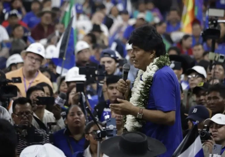 Evo Morales rodeado de sus bases cocaleras