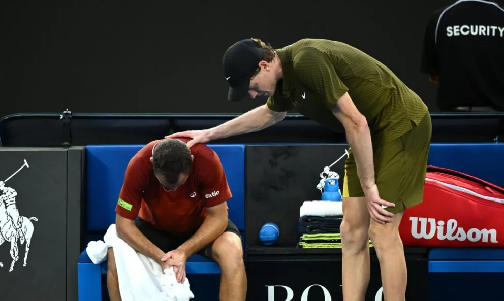 El tenista italiano Jannik Sinner (der.) consuela al francés Hugo Gaston. Foto: EFE