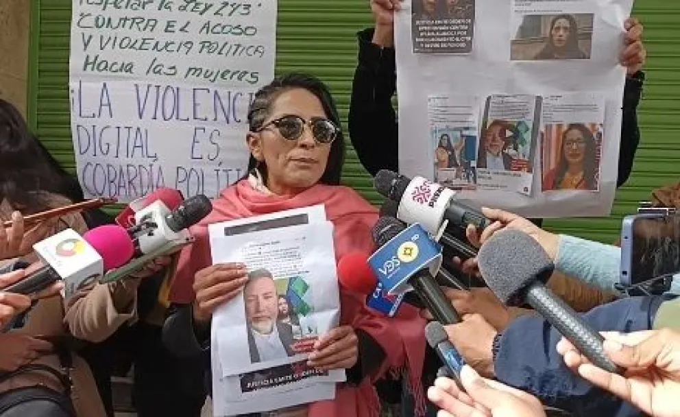 La concejal Wilma Alanoca declara a varios periodistas este martes 20 de enero de 2026. Foto: Captura de pantalla