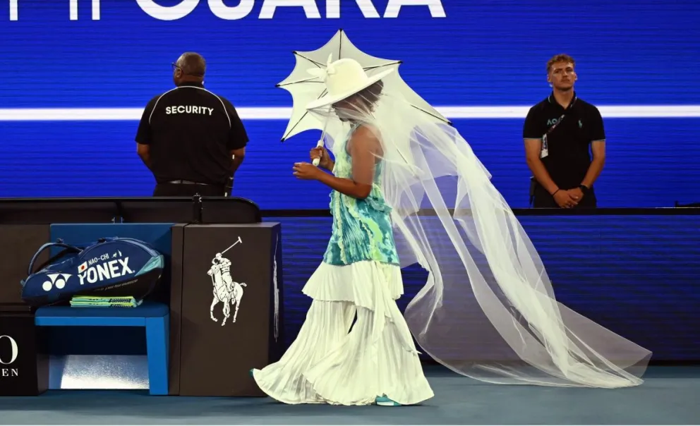 La tenista japonesa Naomi Osaka a su llegada a la pista para jugar ante la croata Antonia Ruzic. Foto: EFE