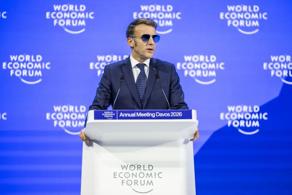 El presidente Emmanuel Macron interviene este martes durante una sesión plenaria durante la 56ª reunión anual del Foro Económico Mundial en Davos (Suiza). Foto: EFE