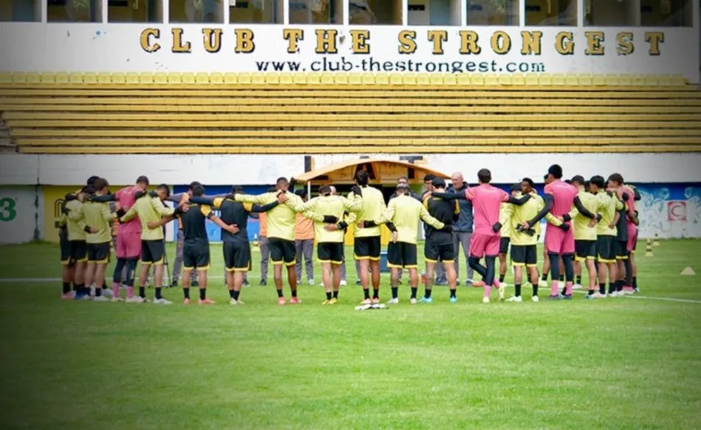 Cuerpo técnico y jugadores del Tigre reunidos en la cancha del Rafael Mendoza antes de empezar la práctica del martes. Foto: club The Strongest