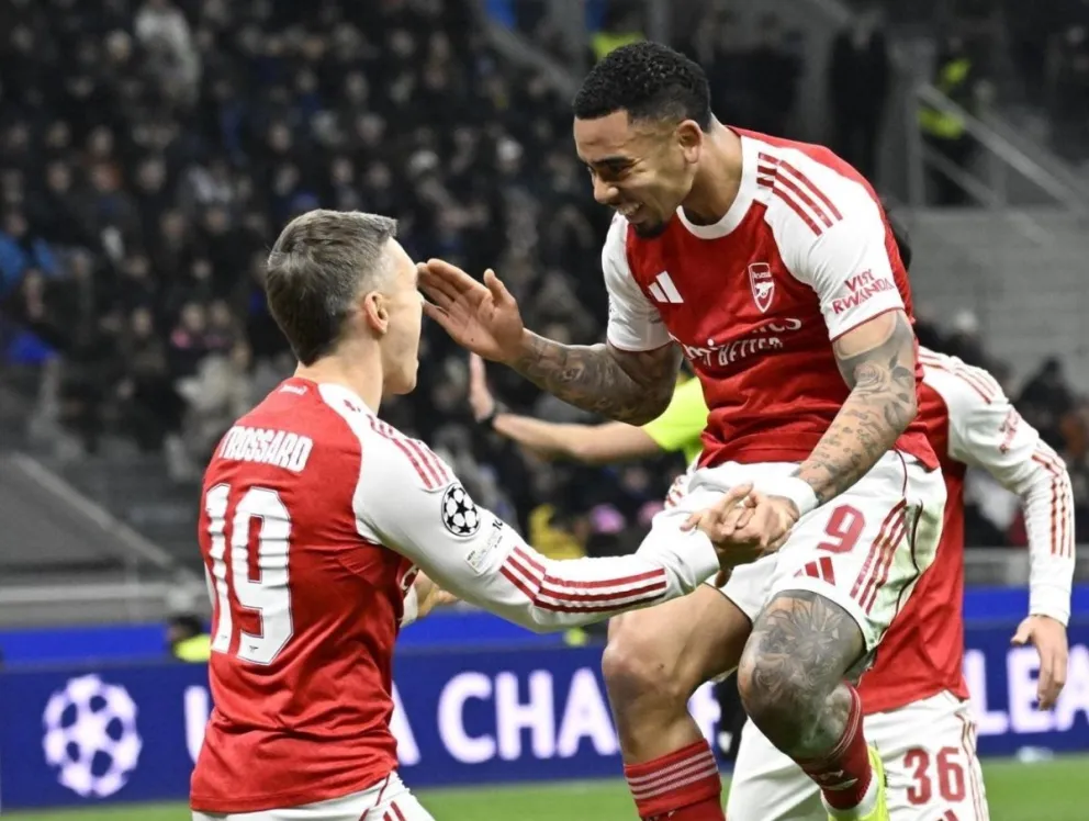 Los jugadores del Arsenal Gabriel Jesus (d) y Leandro Trossard durante el partido de la UEFA Champions League que han jugado Inter Milan y Arsenal. Foto: EFE