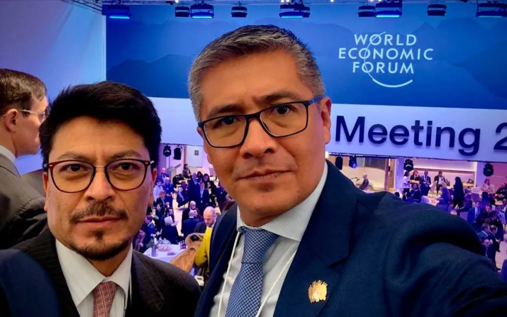 Los ministros del gobierno de Paz, en el Foro Económico de Davos. Foto: @Fer_Aramayo_C