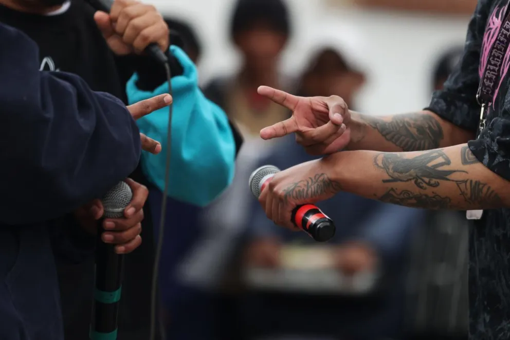 Personas participan en un concurso de "Freestyle" (rap improvisado) este martes, en el Centro de Reinserción Social Para Jóvenes "Qalauma", en Viacha (Bolivia). Foto: EFE