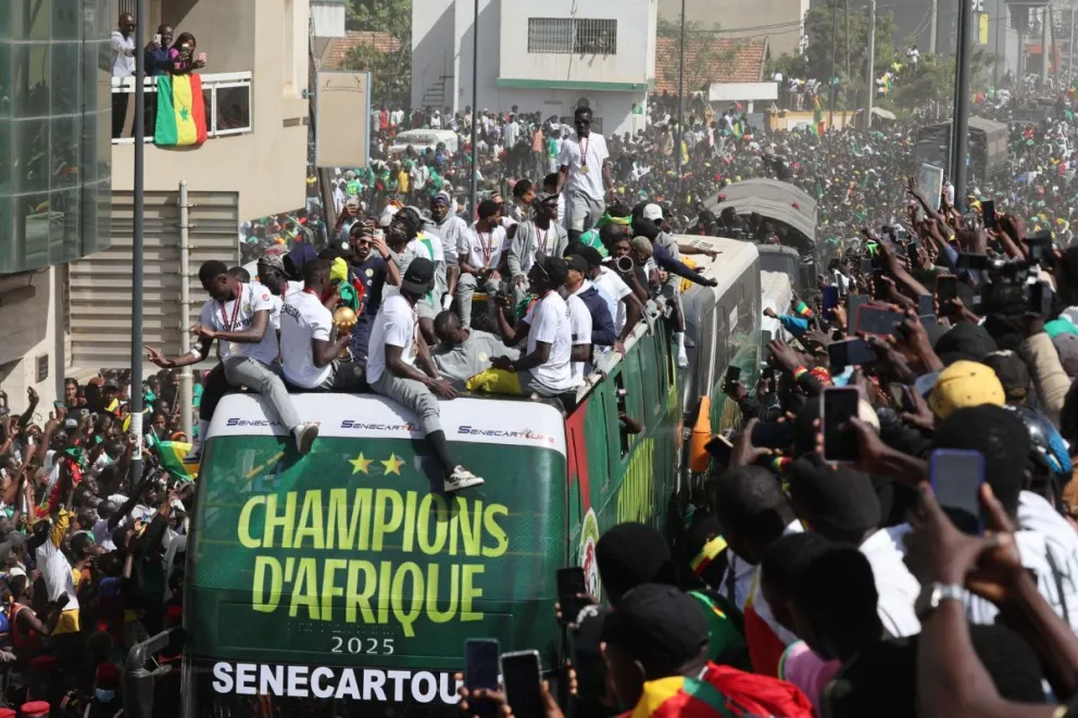 La selección senegalesa sobre un bus mientras festeja su título africano. Foto: EFE.