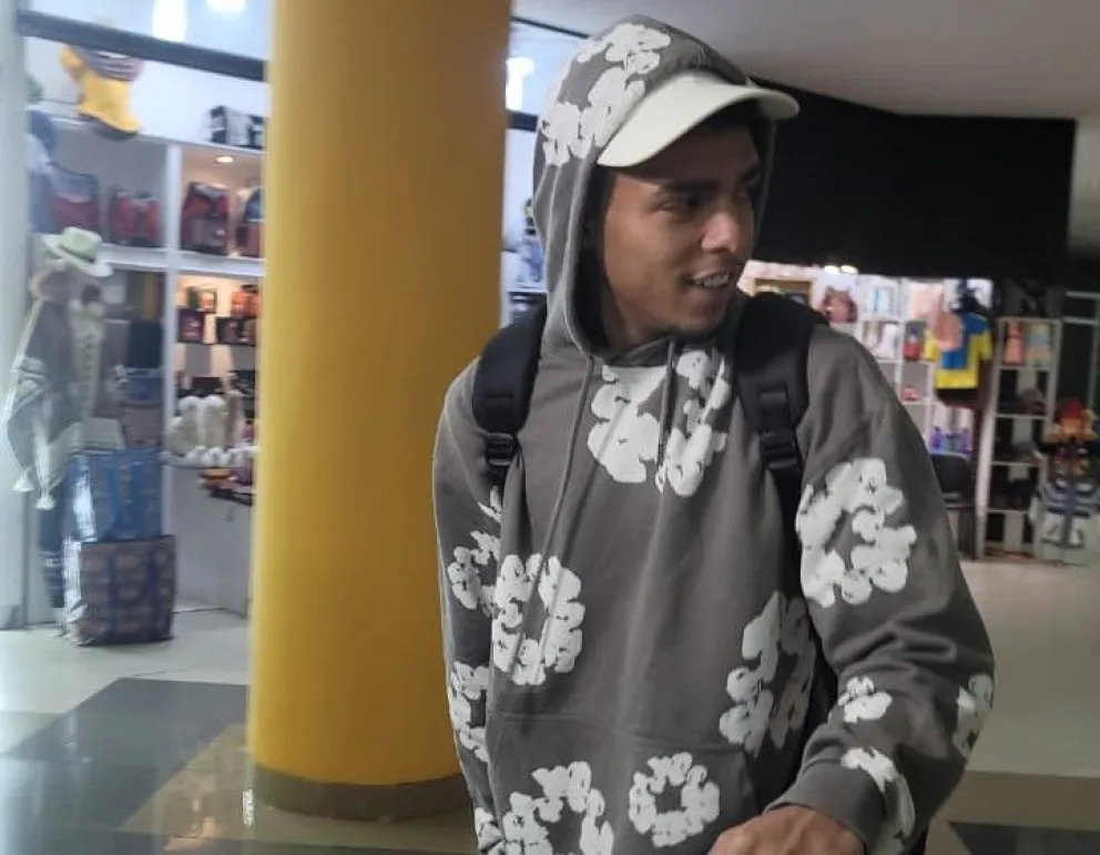 Moisés Paniagua en el aeropuerto de El Alto, el martes por la noche. Foto: Iván Bohórquez