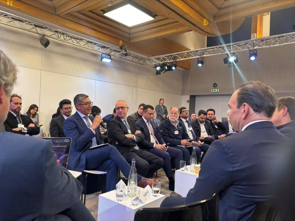 El ministro de Economía, José Gabriel Espinoza, en una reunión en Davos. Foto tomada de la cuenta en RRSS del ministro José Gabriel Espinoza