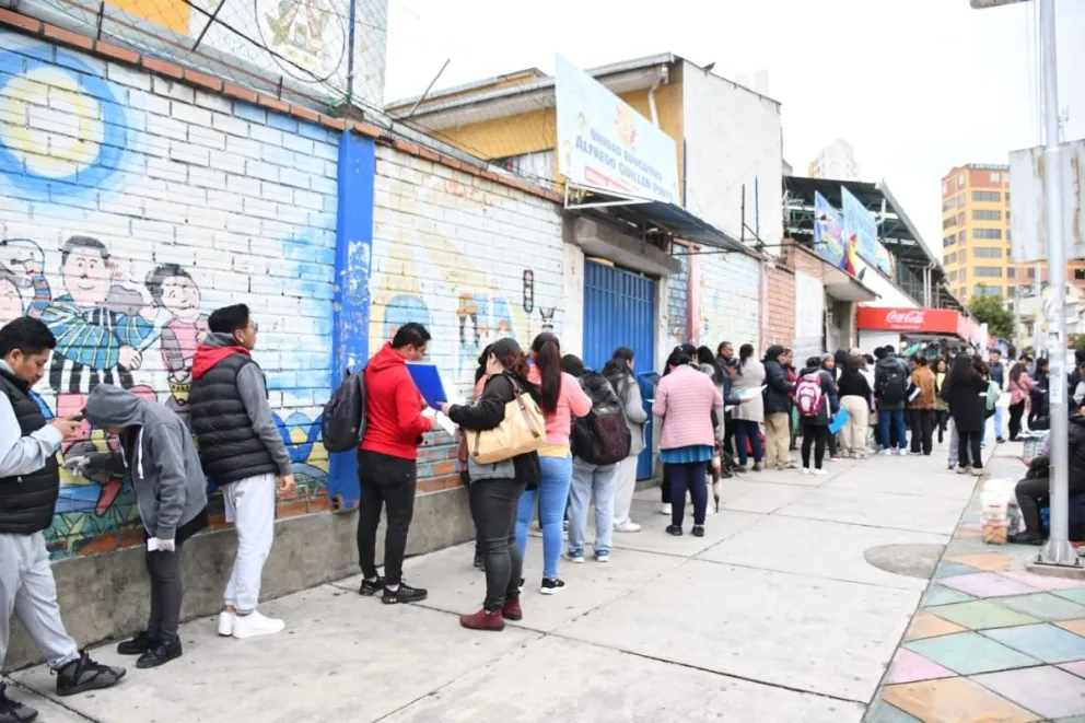 Padres de familia haciendo fila para inscribir a sus hijos. Foto:APG
