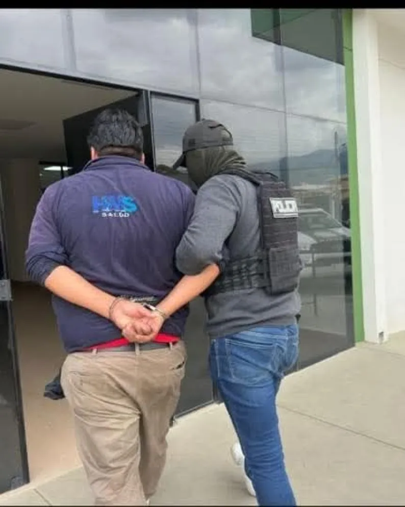 Omar Mauricio A. R., sentenciado a 30 años de cárcel sin derecho a indulto por el feminicidio de Ingrid Liliana, tras su audiencia cautelar. Foto: Fiscalía