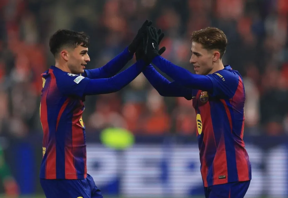 Los jugadores del Barcelona Fermin Lopez (d) y Pedri (I) celebran el 1-2 durante el partido de la UEFA Champions League que han jugado SK Slavia Praha. Foto: EFE