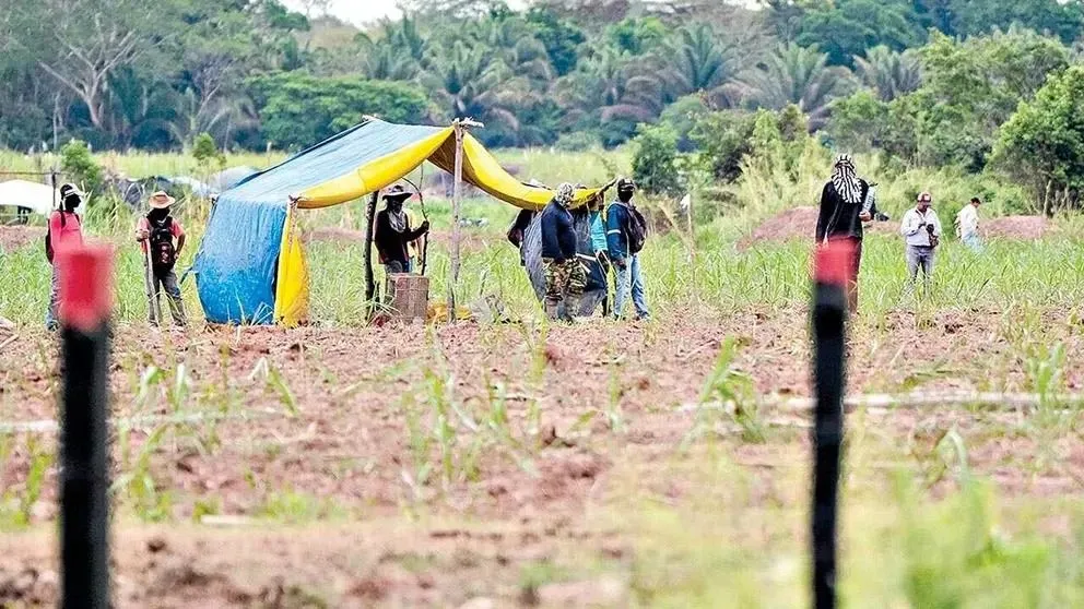 La viceministra de Autonomías, Andrea Barrientos, informó que el gobierno decidió el cambio de todas las autoridades del INRA en Santa Cruz a raíz de la violenta agresión contra el cacique del pueblo chiquitano, Ricardo Peña.