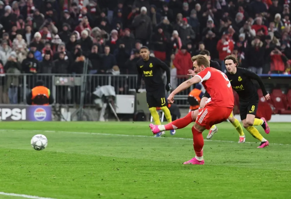 El futbolista inglés del Bayern Múnich, Harry Kane, anota el segundo gol de su equipo de penal. Foto: EFE