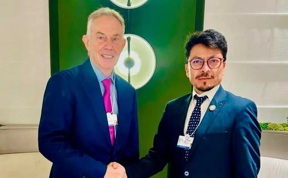 El canciller, Fernando Aramayo, junto al exprimer ministro del Reino Unido, Tony Blair. Foto Cancillería