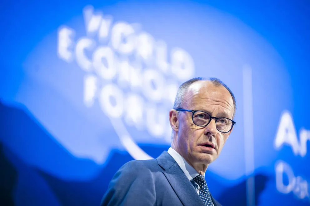 El canciller alemán, Friedrich Merz, habla durante una sesión plenaria en el Salón del Congreso, en la 56ª reunión anual del Foro Económico Mundial (WEF), en Davos, Suiza, el 22 de enero de 2026. Foto: EFE