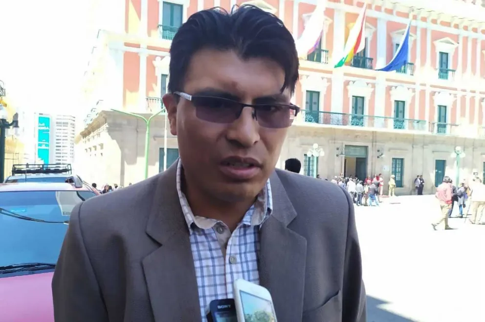 El senador Nilton Condori recibió críticas por su postura sobre los sueldos de Diputados y Senadores de la ALP. Foto: Erbol