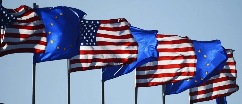 Vista de las banderas de Estados Unidos y la Unión Europea. Foto: EFE