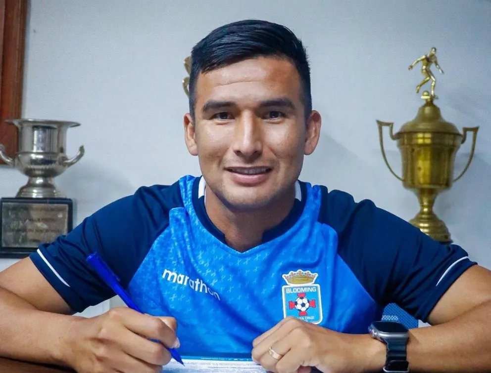 Álvaro Quiroga, el día que firmó su contrato con Blooming. Foto: Club Blooming