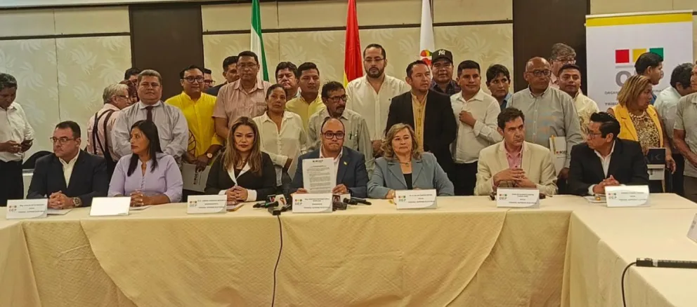 El presidente del TSE y los vocales junto a los representantes de las organizaciones políticas, este jueves. Foto: APG 