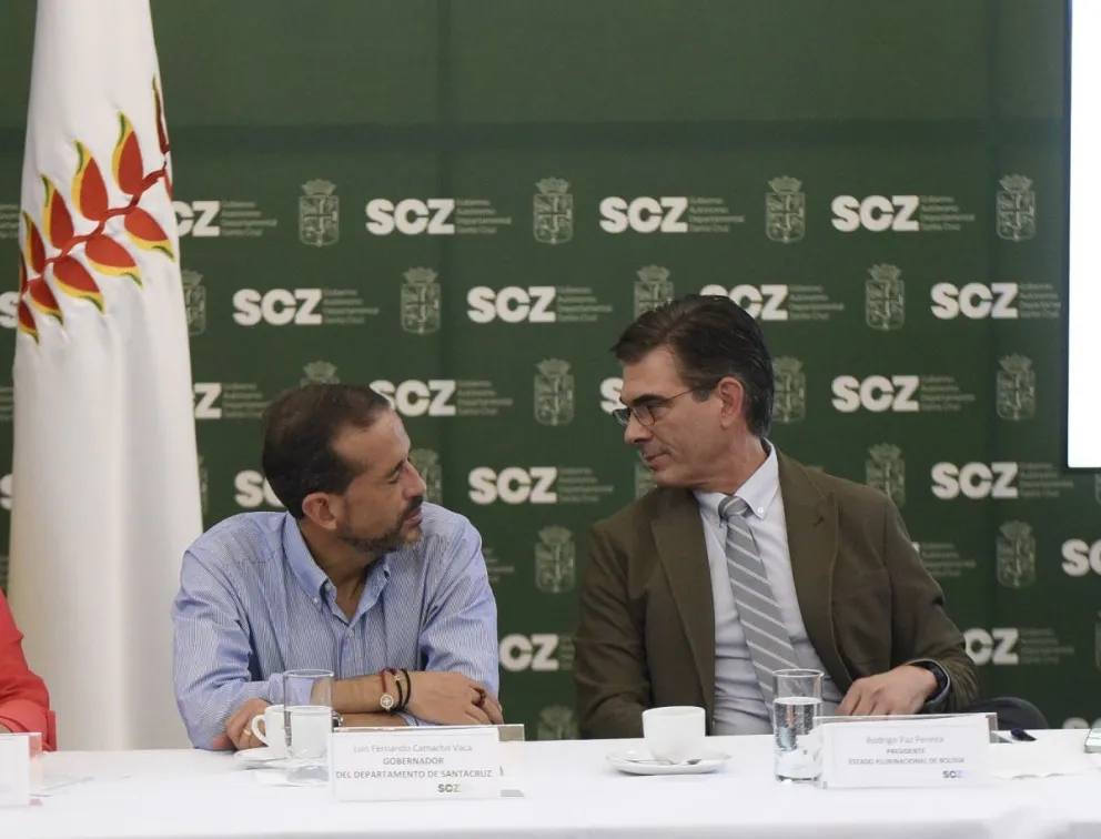 El gobernador de Santa Cruz, Luis Fernando Camacho, y el presidente Rodrigo Paz, en Santa Cruz. Foto: APG