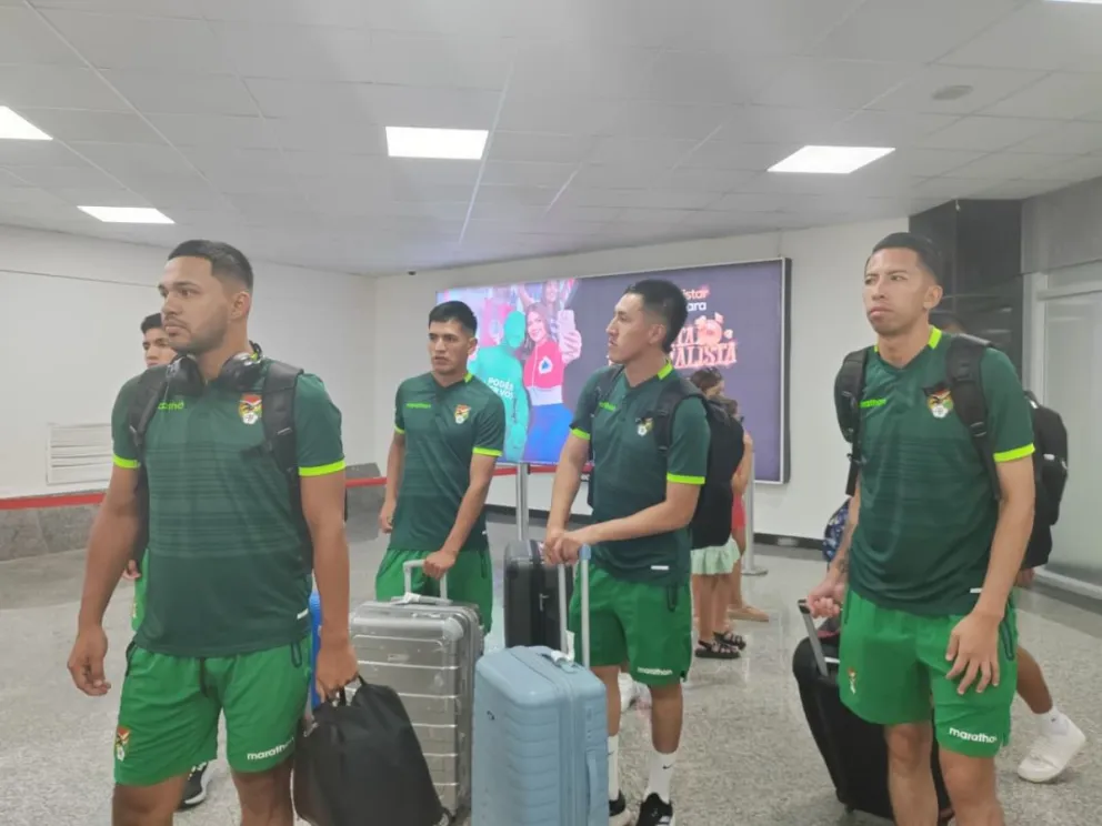 El combinado nacional durante su llegada al aeropuerto de Paraguay. Foto: Oscar Choqueticlla.