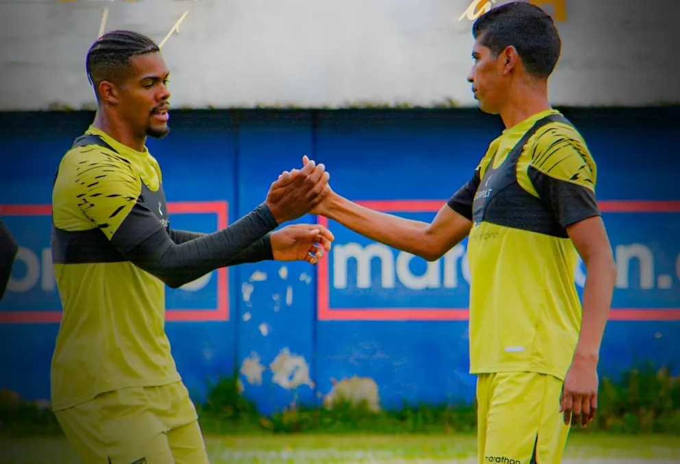 Carlos Ventura (izq.) y Raúl Castro festejan el primer gol del Tigre ante FC Universitario. Foto: Club The Strongest
