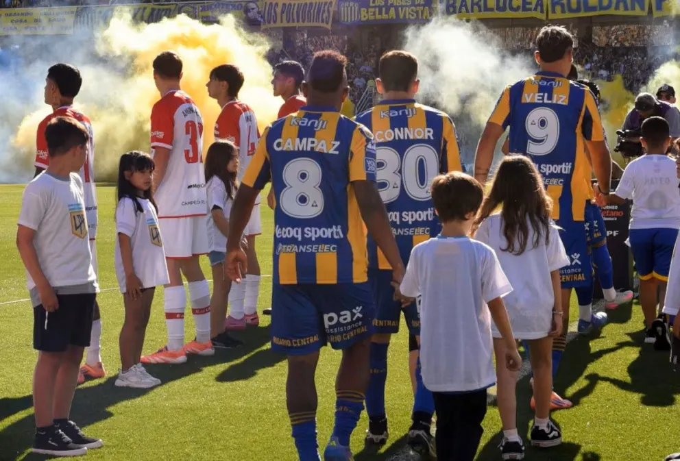 El día que los jugadores de Estudiantes se negaron a homenajear a Rosario con un "pasillo de campeón". Foto: Internet