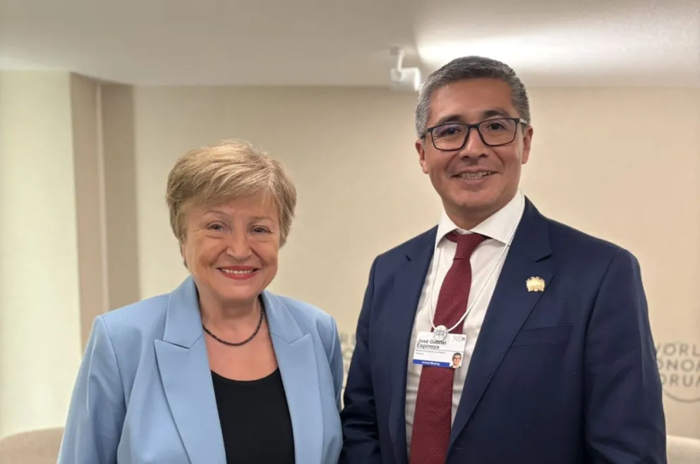 El ministro Espinoza, junto a Kristalina Georgieva. Foto: @KGeorgieva