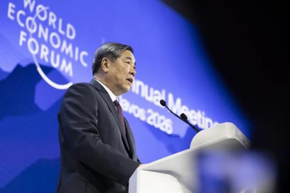 Fotografía de archivo, tomada el 20/01/2026, que muestra al vice primer ministro de China, He Lifeng, hablando durante una sesión del Foro Económico Mundial en Davos, Suiza. EFE/EPA/GIAN EHRENZELLER
