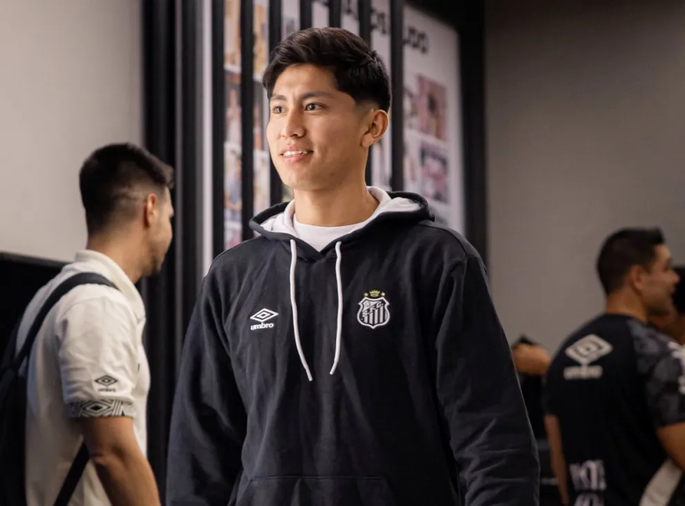 Terceros en los vestuarios del estadio del Santos, el volante cumplió ante el Corinthians. Foto: CS