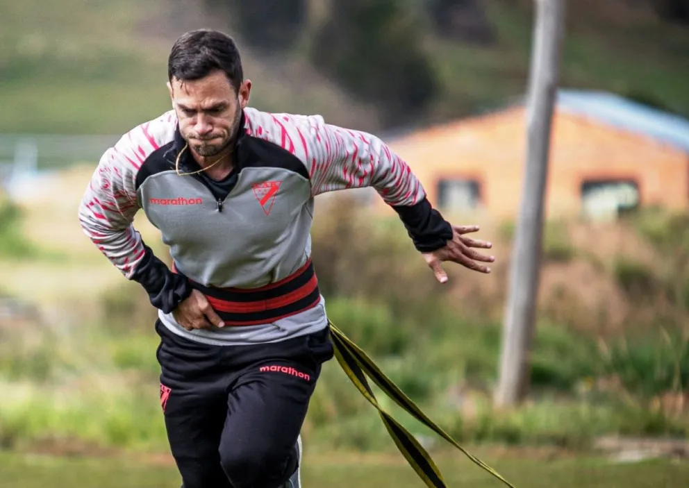 Fernando Saucedo durante un entrenamiento de los millonarios. Foto: CAR