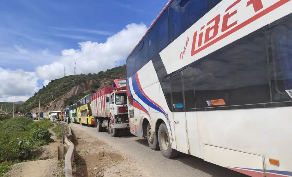 Gran cantidad de vehículos afectados a la altura de Parotani. Foto: Alejandra Sánchez Bustamante