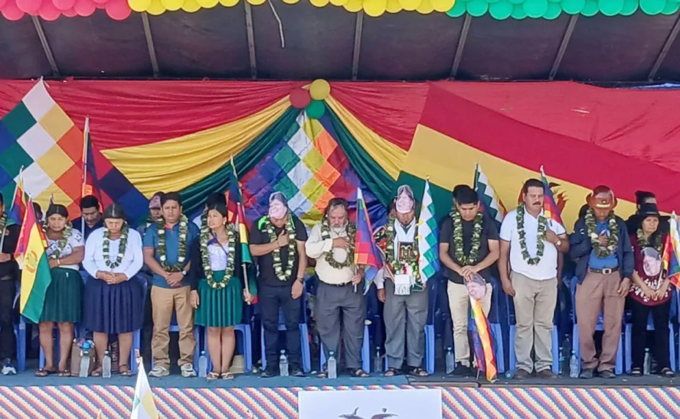 El acto por el Día del Estado Plurinacional en el Chapare. Dos personas aparecen con máscaras de Evo Morales. Foto: Radio Soberanía
