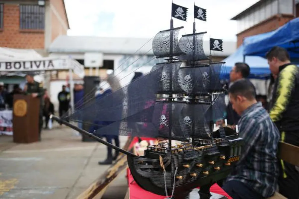 Fotografía que muestra un barco hecho por personas privadas de la libertad este martes, en el Centro de Reinserción Social para Jóvenes 'Qalauma' en Viacha (Bolivia). EFE/ Luis Gandarillas