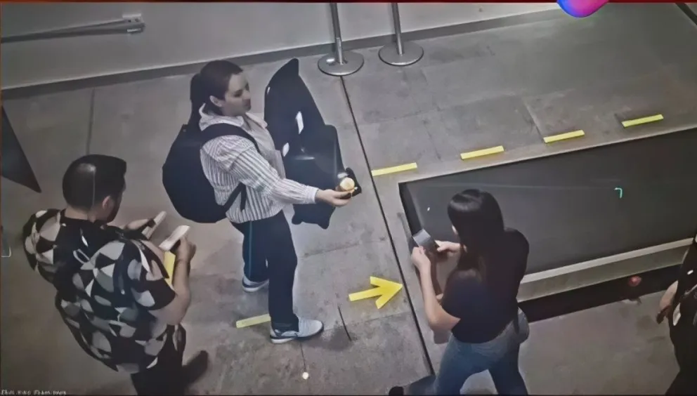 Captura de video donde Laura Rojas presentaría el pasaporte diplomático a una funcionaria del aeropuerto de Viru Viru. Foto: Captura de video DTV mejorada con Artguru