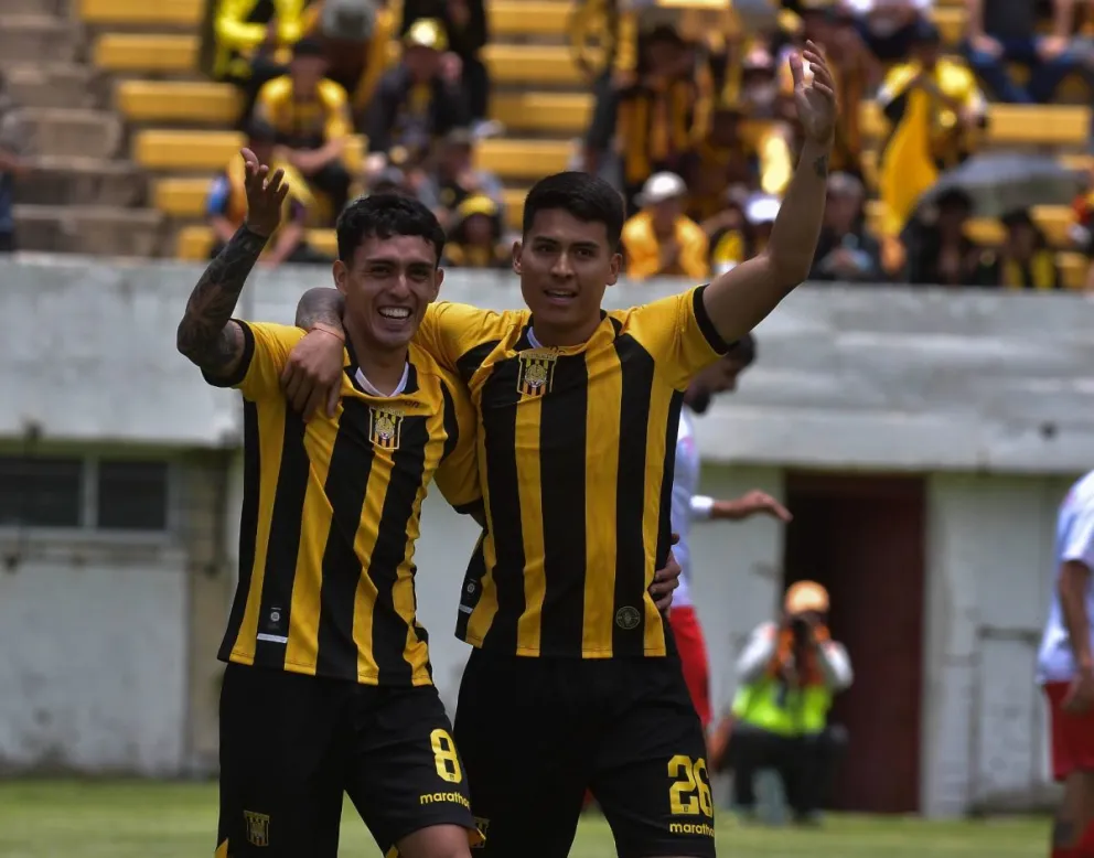 Kevin Salvatierra y Gabriel Sotomayor celebran el primer gol de los atigrados. Foto: APG