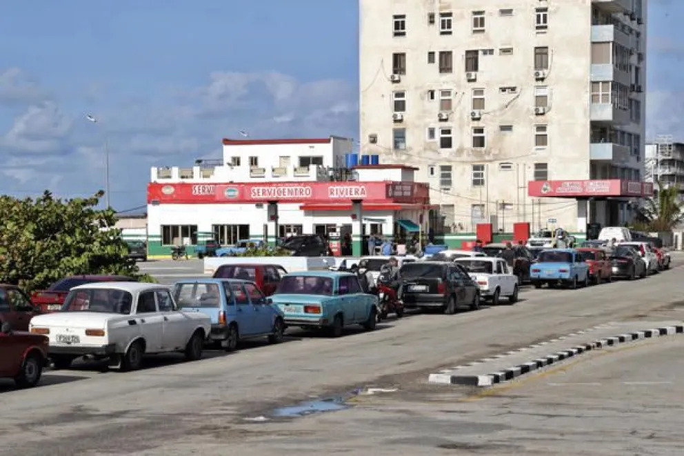 Fotografía que muestra vehículos haciendo fila para abastecerse de combustible este 21 de enero de 2026, en La Habana (Cuba). EFE/ Ernesto Mastrascusa