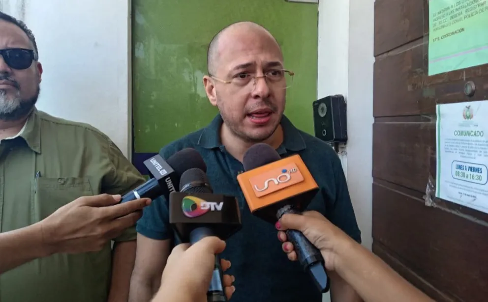 El juez Zeballos hace declaraciones a los medios cruceños antes de ingresar a la Felcn.