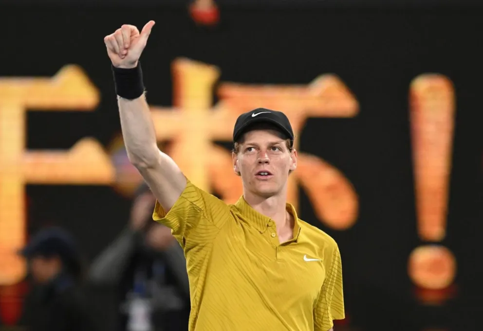 El italiano Jannik Sinner celebra su victoria en el partido de la tercera ronda masculina contra el estadounidense Eliot Spizzirri. Foto: EFE