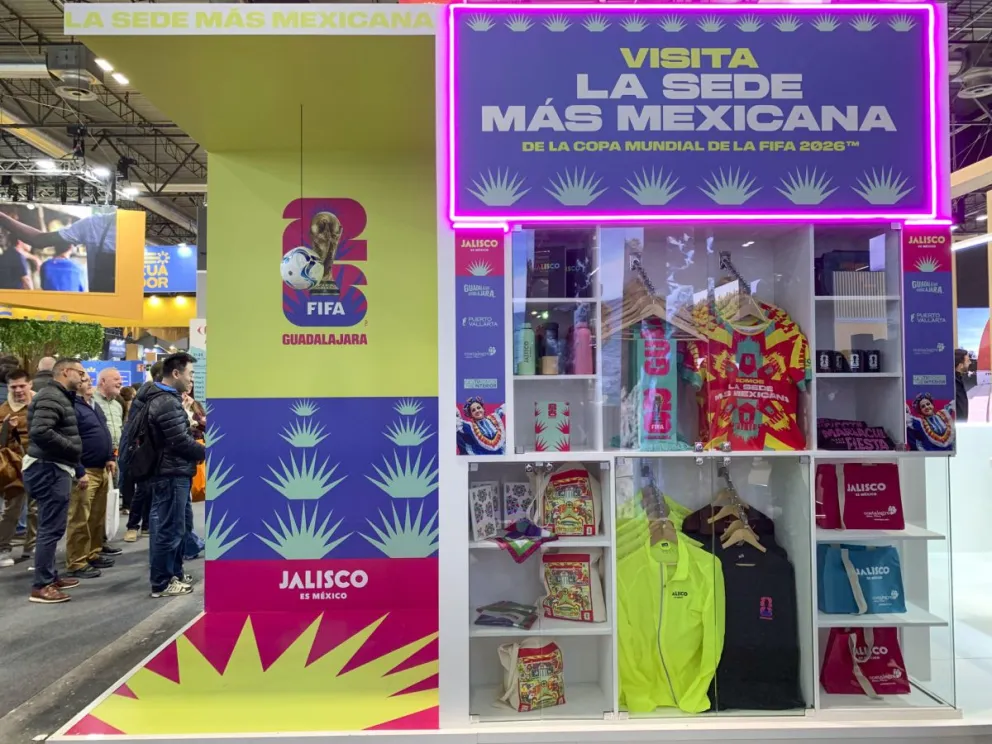 El fútbol es protagonista de los coloridos estands que Ciudad de México, Guadalajara y Monterrey, las tres ciudades mexicanas que albergarán partidos del Mundial de Fútbol de 2026, han desplegado en la Feria Internacional de Turismo (Fitur) 2026 Foto: EFE