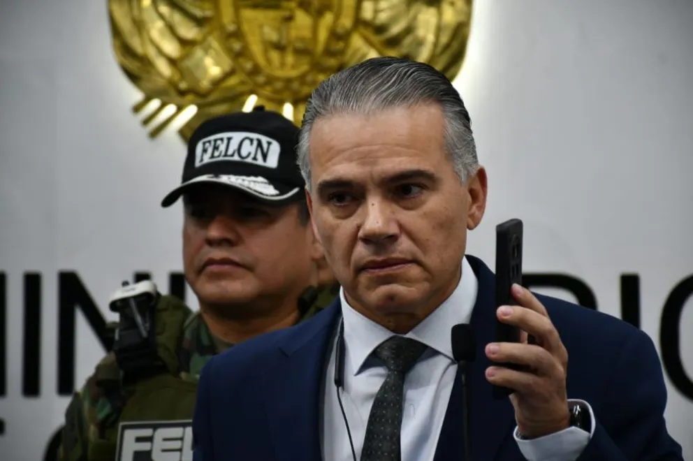 El viceministro Ernesto Justiniano en una conferencia de prensa. Foto: APG