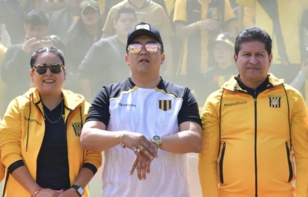 Daniel Terrazas (centro) junto a Paola Mendoza y Eduardo Villegas durante la presentación del plantel 2026. Foto: APG