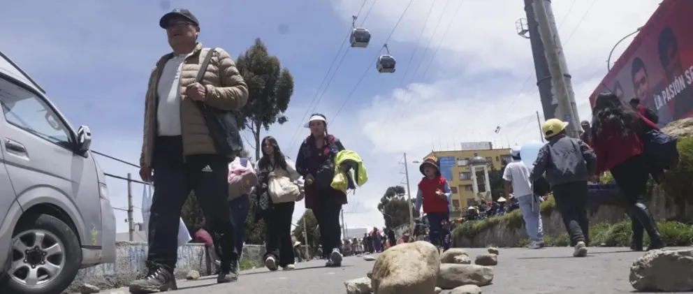 Un punto de bloqueo instalado en demanda de la abrogación del Decreto Supremo 5503. Foto: Archivo / APG 