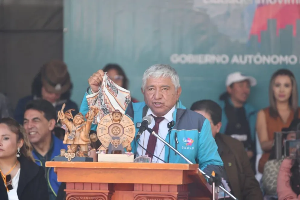 Arias muestra los regalos para Paz. Foto: APG 