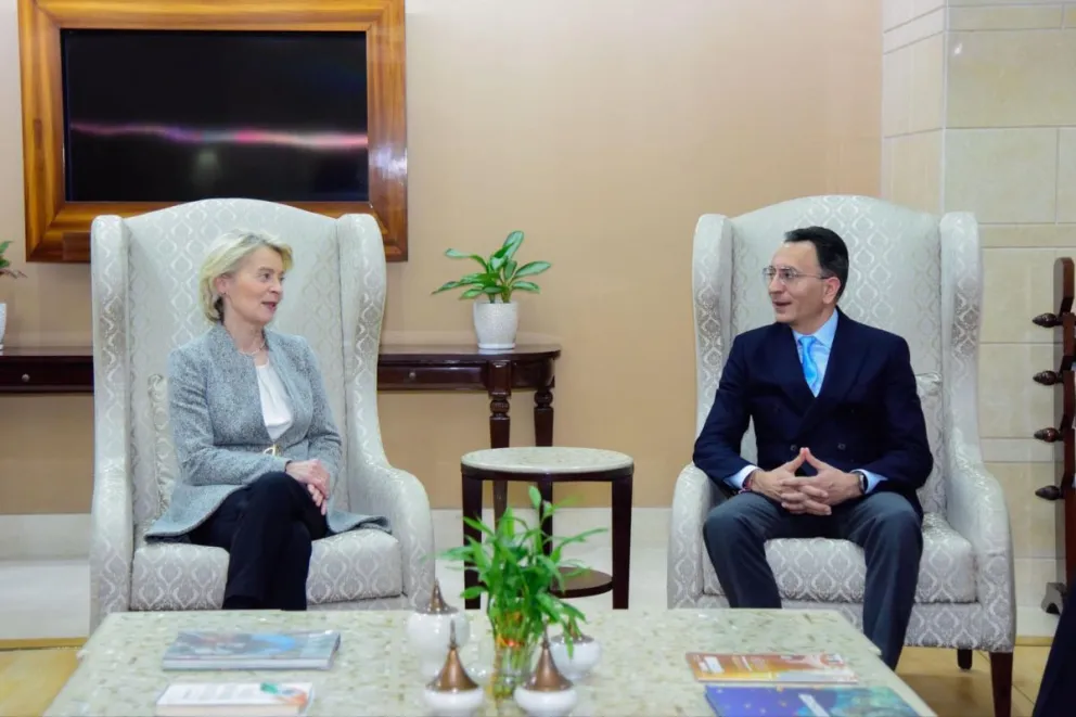 La presidenta de la Comisión Europea, Ursula von der Leyen (i) conversa con el Ministro de Estado de la Unión para el Comercio y la Industria indio, Jitin Prasada (d) a su llegada este sábado a Nueva Delhi. Foto: EFE