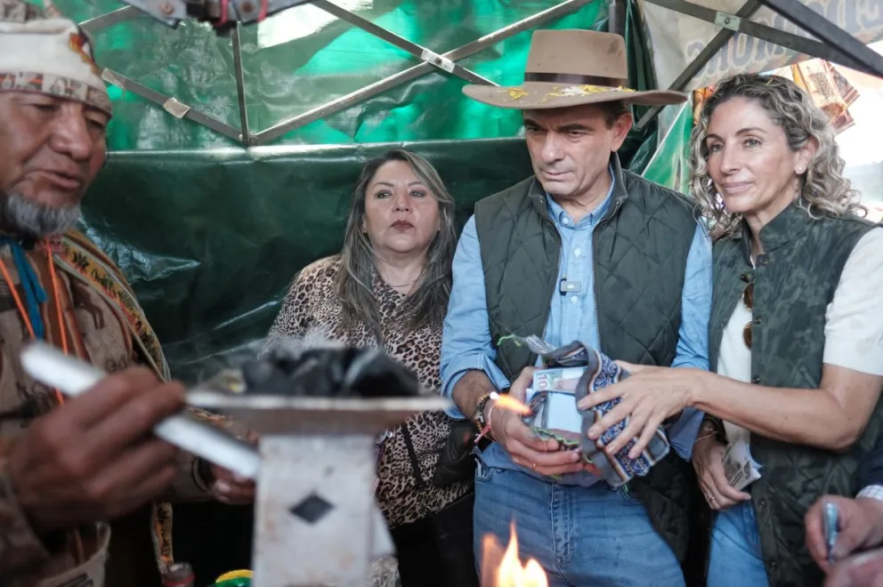 Paz en la Alasita, junto a la Primera Dama. Foto: APG 