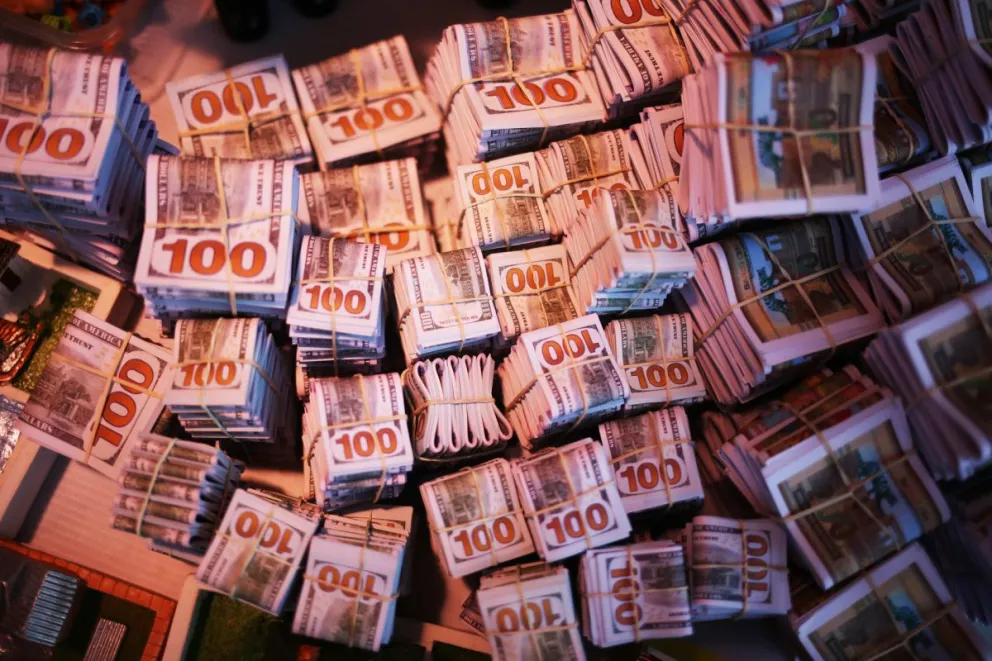 Billetes en miniatura durante la inauguración de la feria de la Alasita este sábado, en La Paz (Bolivia). Foto: EFE/ Luis Gandarillas
