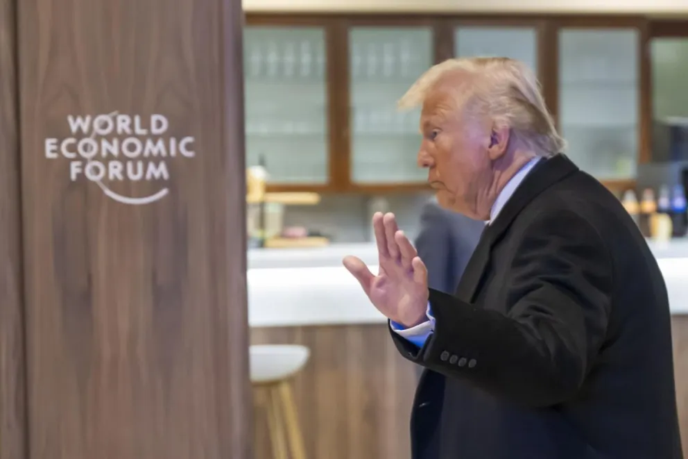 El presidente de Estados Unidos, Donald Trump, se retira de la Reunión Anual del Foro Económico Mundial (FEM), en Davos, Suiza, el 22 de enero de 2026. Foto: EFE