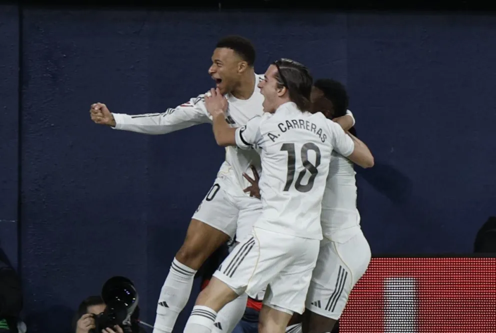 Kylian Mbappé, Álvaro Carreras y Vinícius Júnior festejan el primer gol del Real Madrid. Foto: EFE